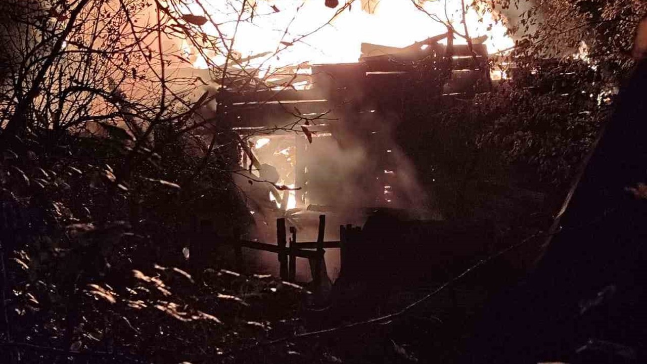 Alevlerin sardığı ahşap ev tamamen yandı: 2 yaralı
