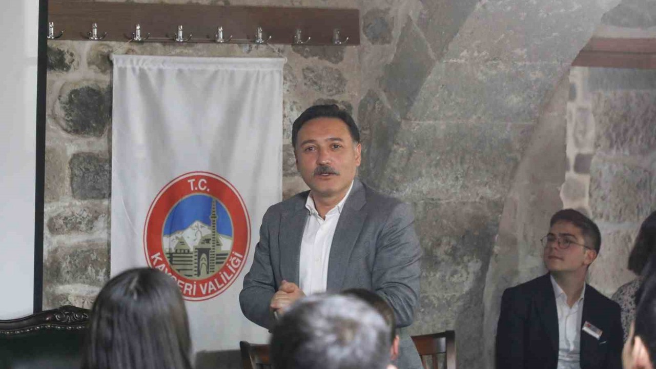Vali Çiçek; Mektep Melikgazi’de öğrencilerle tecrübelerini paylaştı
