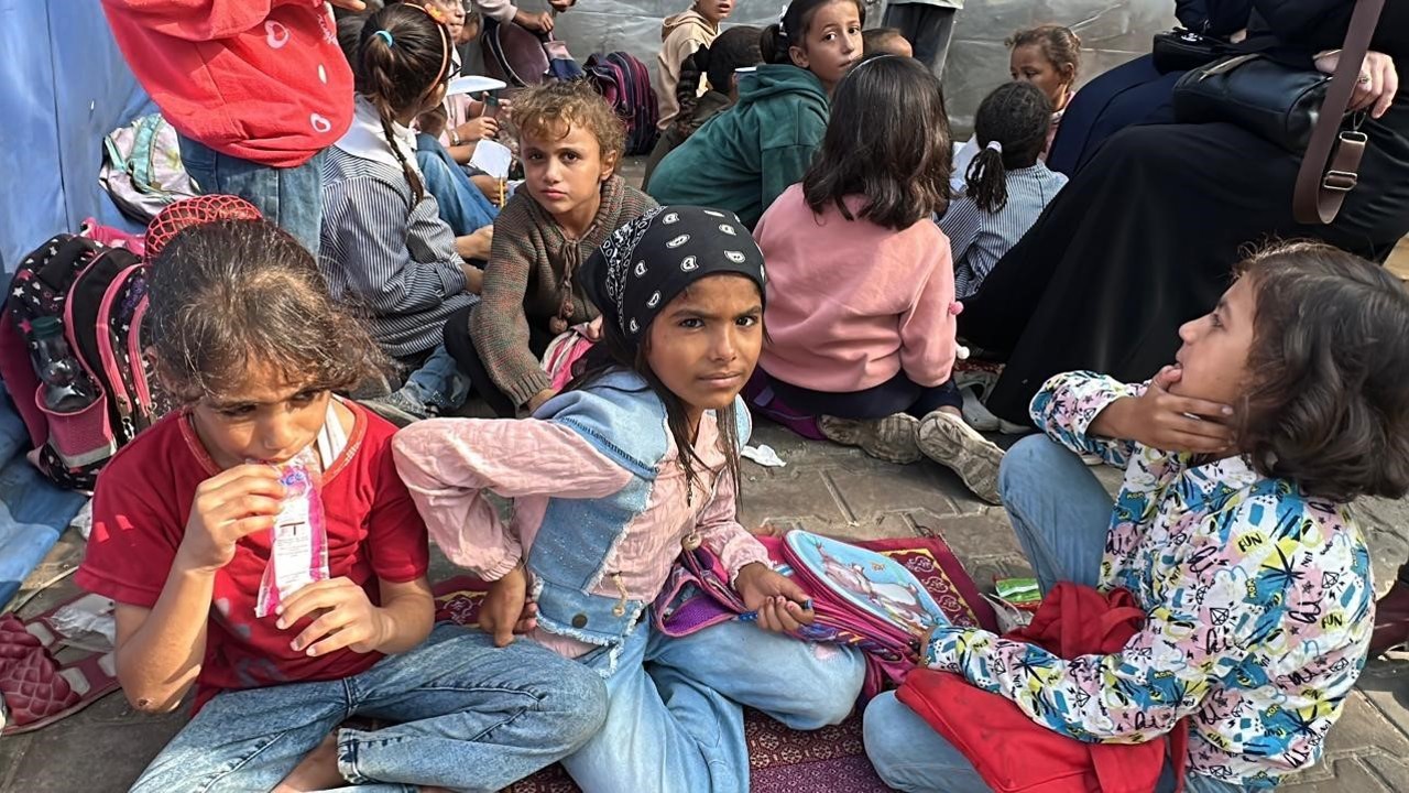 Gazze’de çocuklar enkaza dönen okullarda ders başı yaptı
