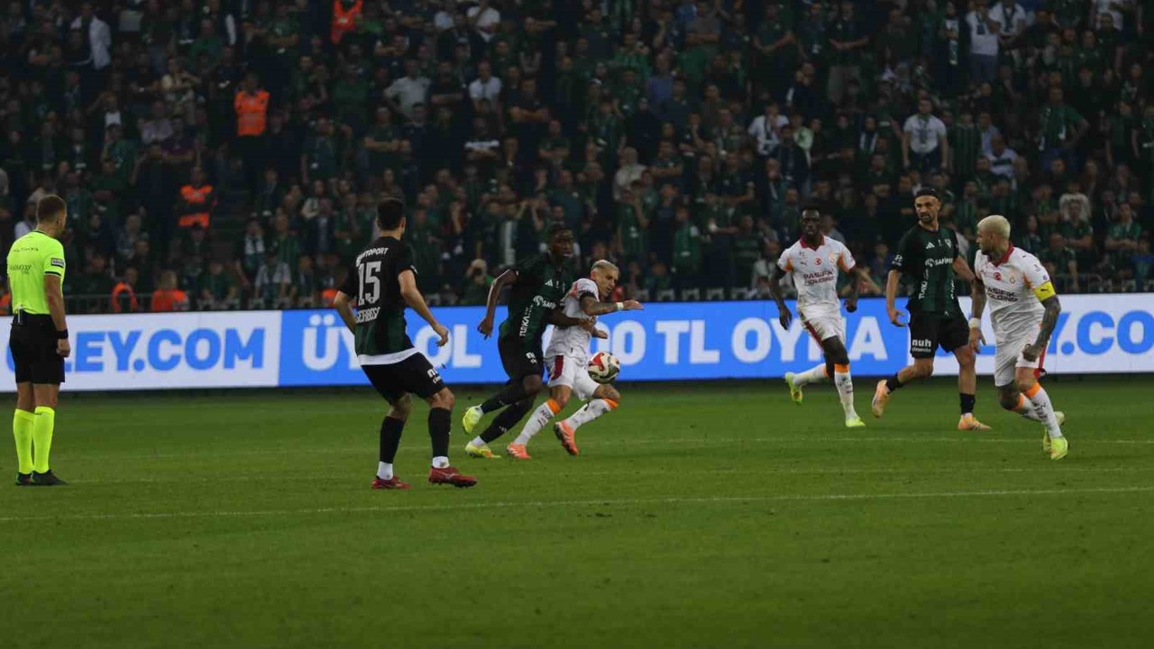 Trendyol Süper Lig: Kocaelispor: 1 - Galatasaray: 0 (İlk yarı)
