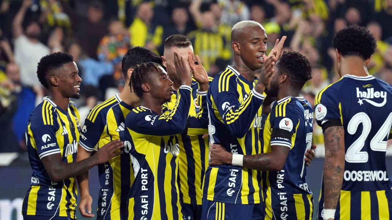 Fenerbahçe, liderle arasında puan farkını 1’e indirdi
