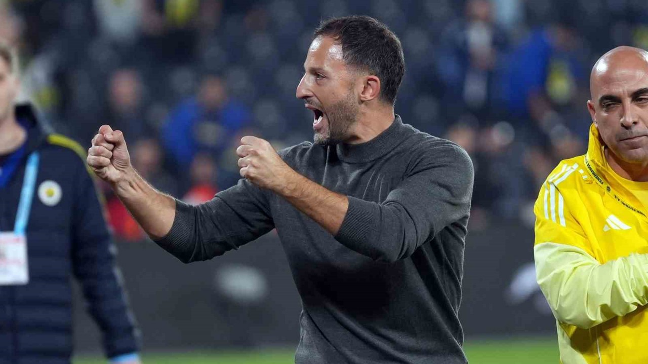 Tedesco, galibiyet sonrası tribünleri turladı
