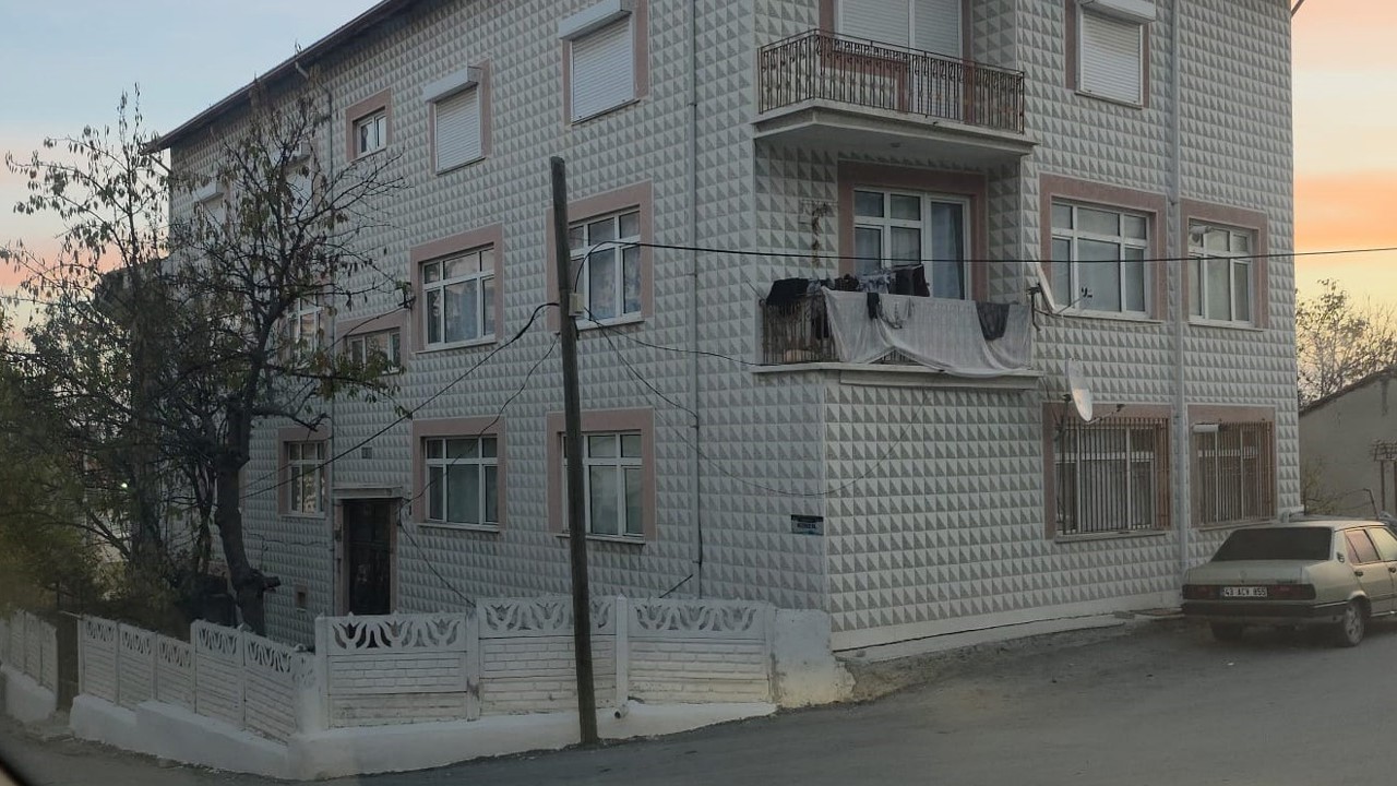 Kütahya’da yeni doğan bebeğini havalandırma boşluğuna attı
