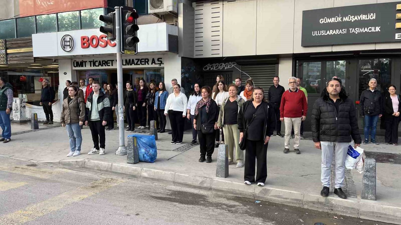 İzmir saat 09.05’te Ata’sını andı
