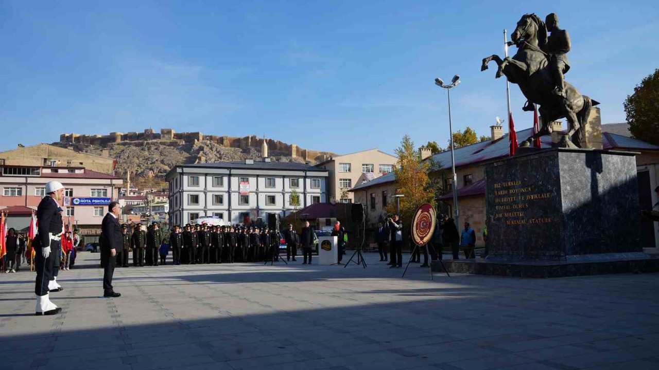Bayburt’ta 10 Kasım Atatürk’ü Anma Günü çelenk sunumuyla başladı
