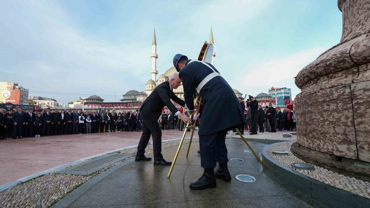 Gazi Mustafa Kemal Atatürk, Taksim Meydanı’nda düzenlenen programla anıldı
