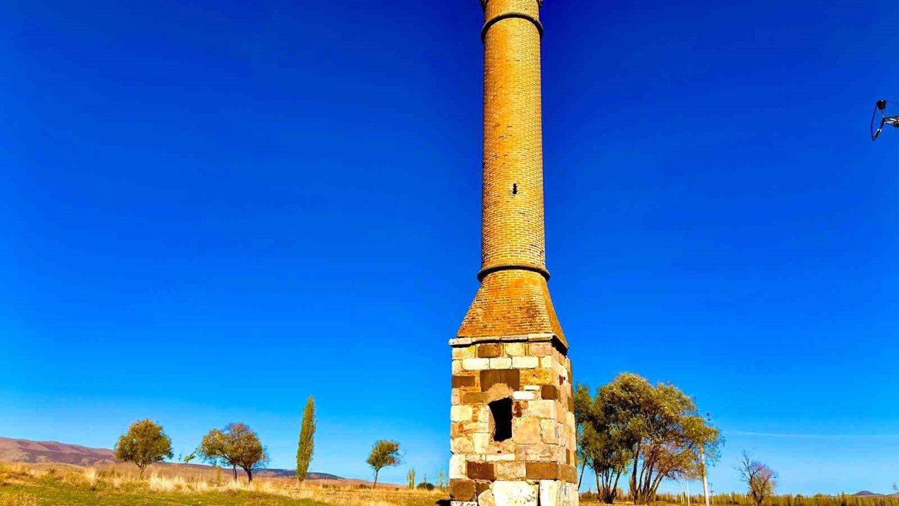 Mescidi yanan caminin minaresi 200 yılı aşkın süredir zamana meydan okuyor
