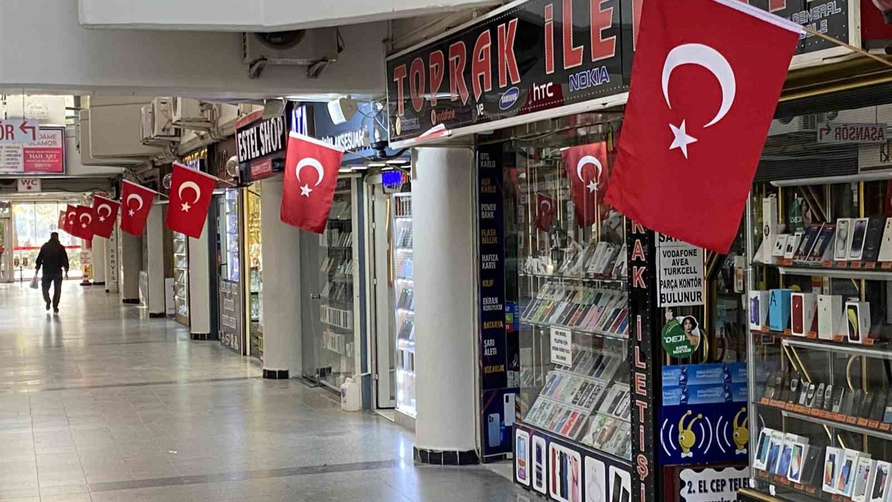 Taşbaşı Çarşısı’ndaki dükkanlar Türk bayrakları ile donatıldı
