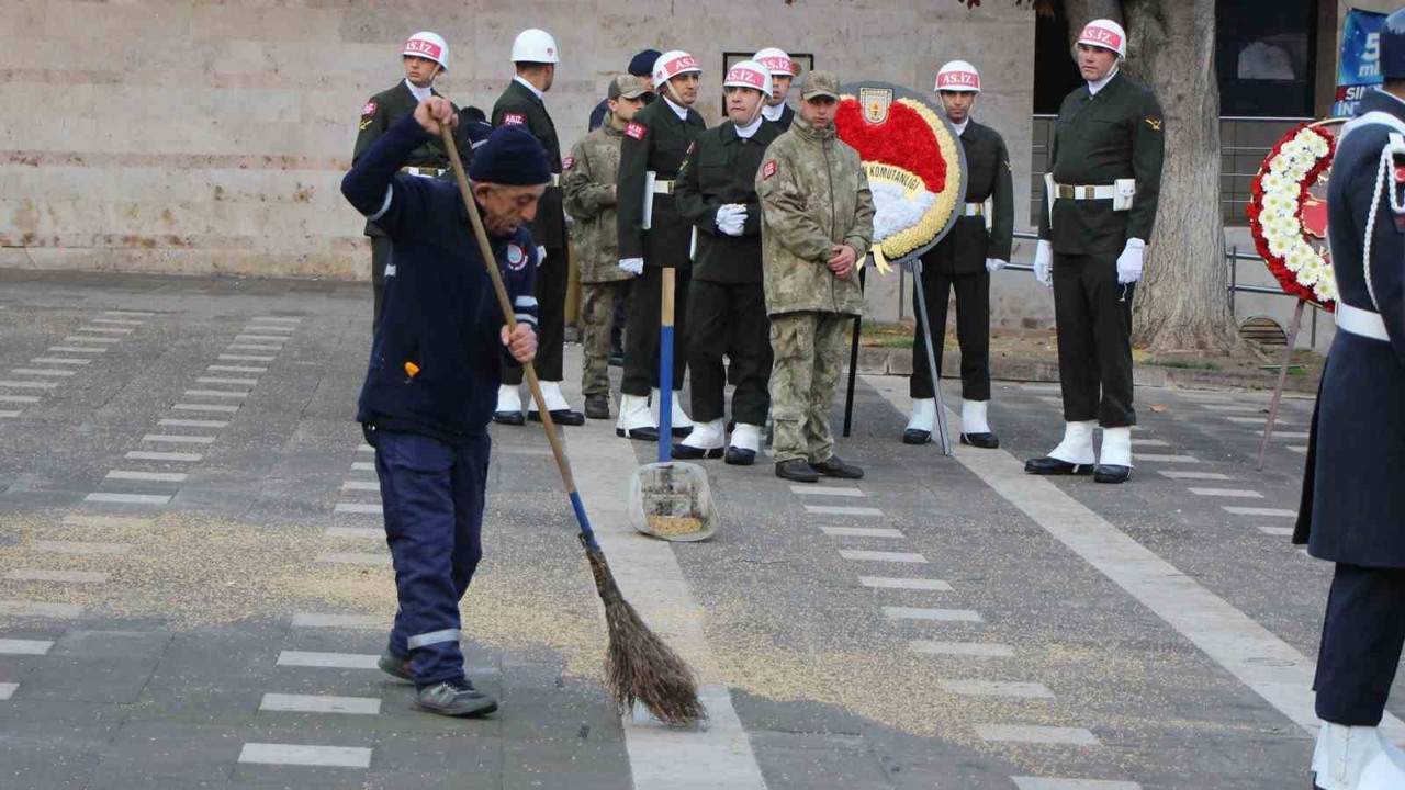 Buğdaylar ayak altında kalmasın diye zamanla yarışıp tören alanını temizledi: "Buğday nimettir, ekmektir"
