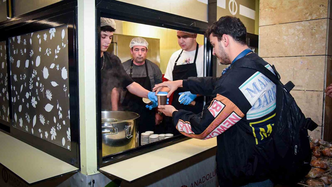 Anadolu Üniversitesi’nden sınav haftasında öğrencilere çay, kahve ve çorba ikramı

