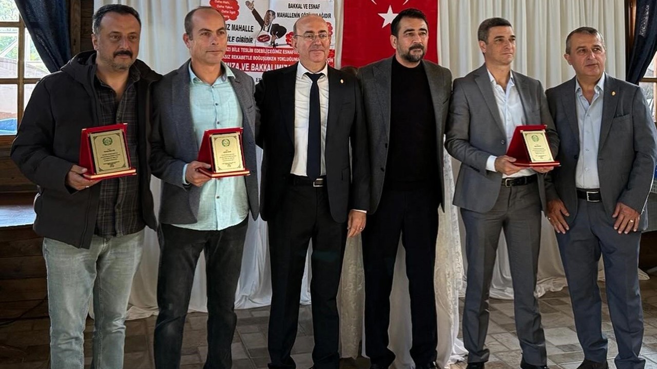 Edremit’te Bakkallar Odası, 20 yılını tamamlayan esnafları plaketle ödüllendirdi
