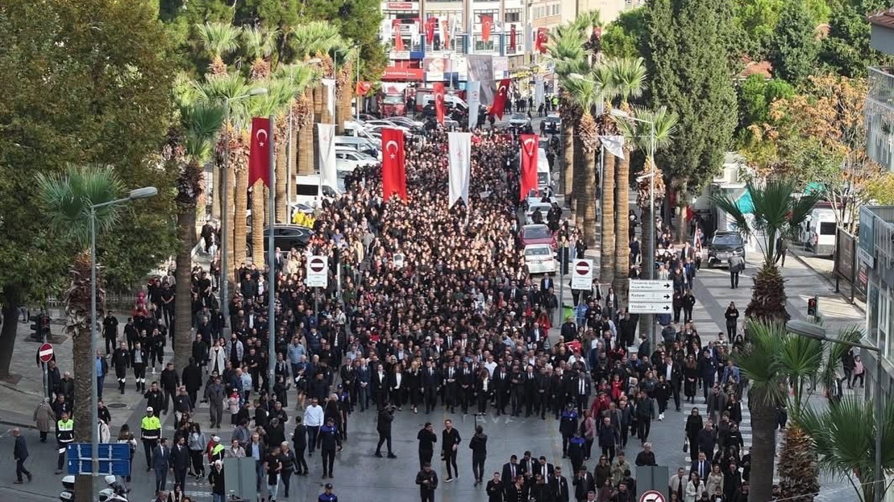 Denizli’de saat 09.05’i gösterdiğinde hayat durdu
