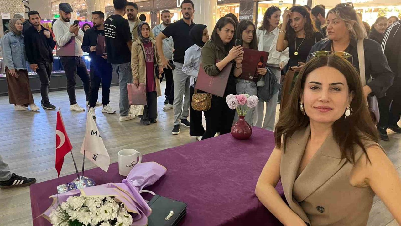 Rewşan, Mardian Mall’da plak imza gününde hayranlarıyla buluştu
