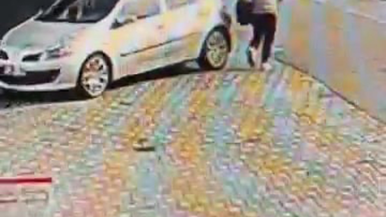 Park halindeki aracı çizip hiçbir şey olmamış gibi yoluna devam etti
