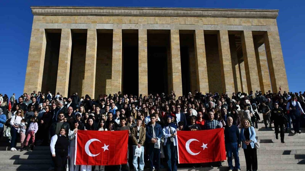 Balıkesirli gençler Ata’nın huzurunda
