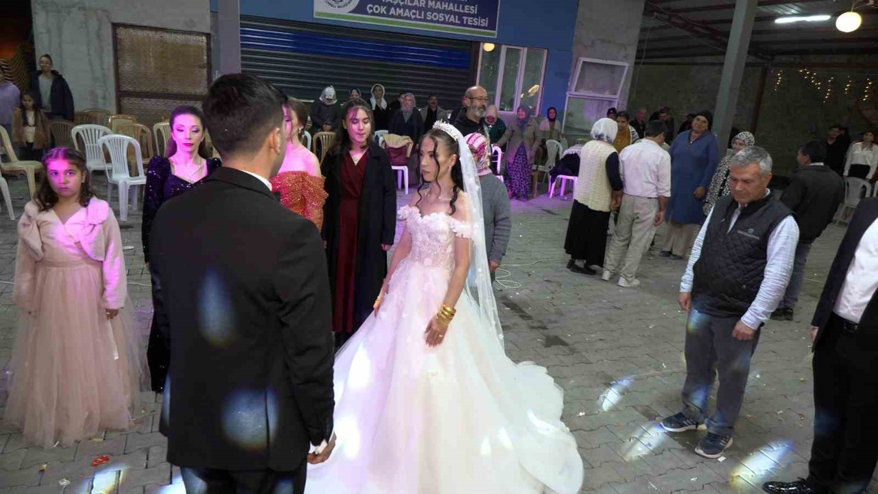 Gelin damat düğünü yarıda kesip Ata’sını andı
