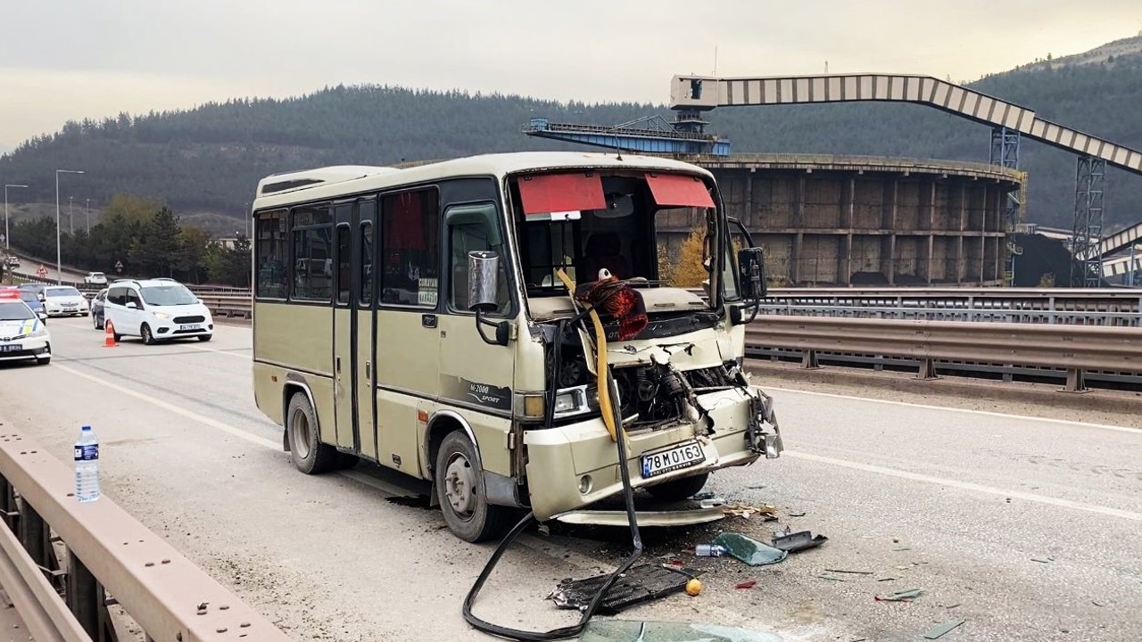 Yolcu minibüsü tır dorsesine çarptı
