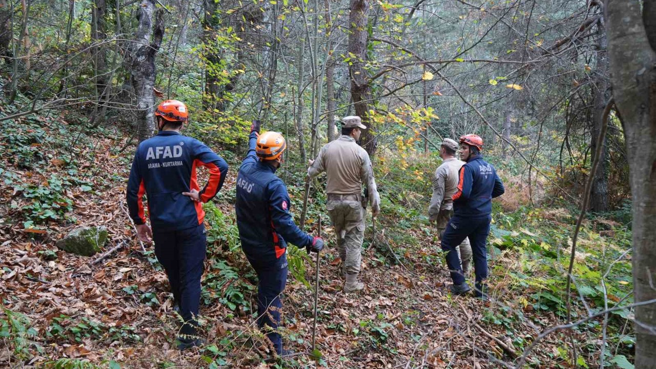 Kayıp anne ve oğlu için "daraltılmış baz çalışması"yla 1 kilometrelik alan belirlendi: Ekipler çalışmalarını bölgede yoğunlaştırdı
