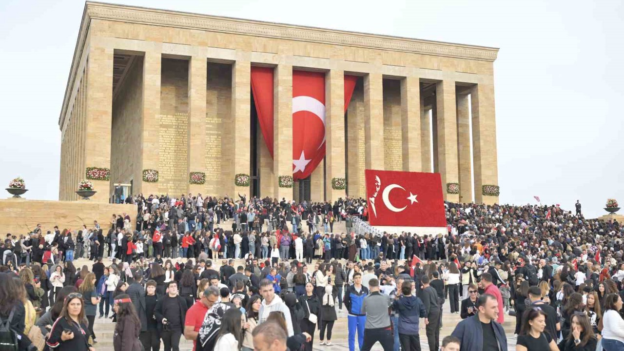 Esenyurtlu gençler Anıtkabir’i ziyaret etti
