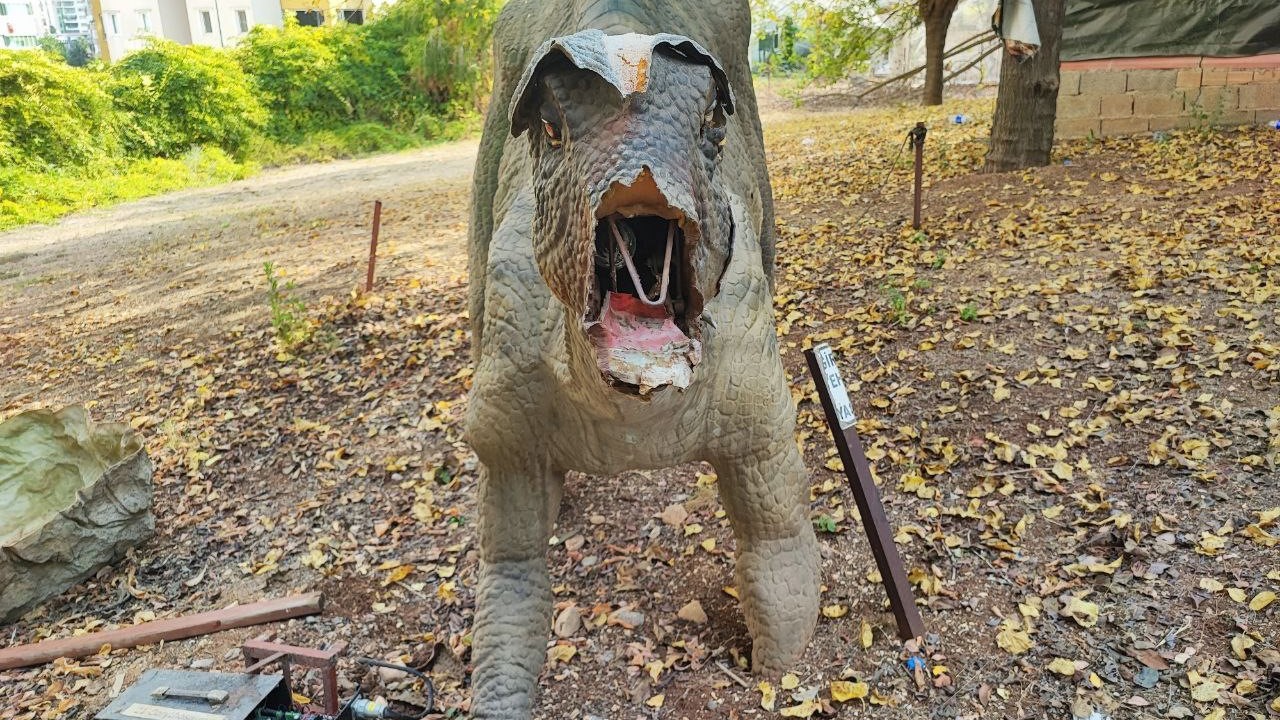 Milyonlarca lira harcanan Dinazor Park çürümeye terk edildi

