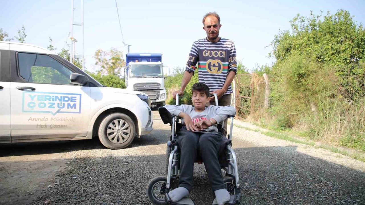 Tekerlekli sandalyesiyle rahat gezebilmesi için sokak asfaltlandı
