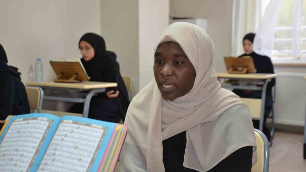 Türkiye’ye eğitim için geldi, her gün 3 saat uykuyla azmederek 8 ayda hafız oldu
