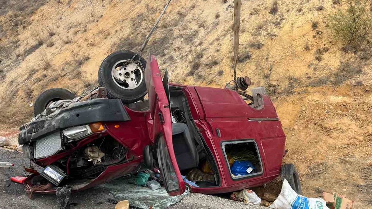 Bozüyük’te kontrolden çıkan kamyonet ters döndü; 2 kişi yaralandı
