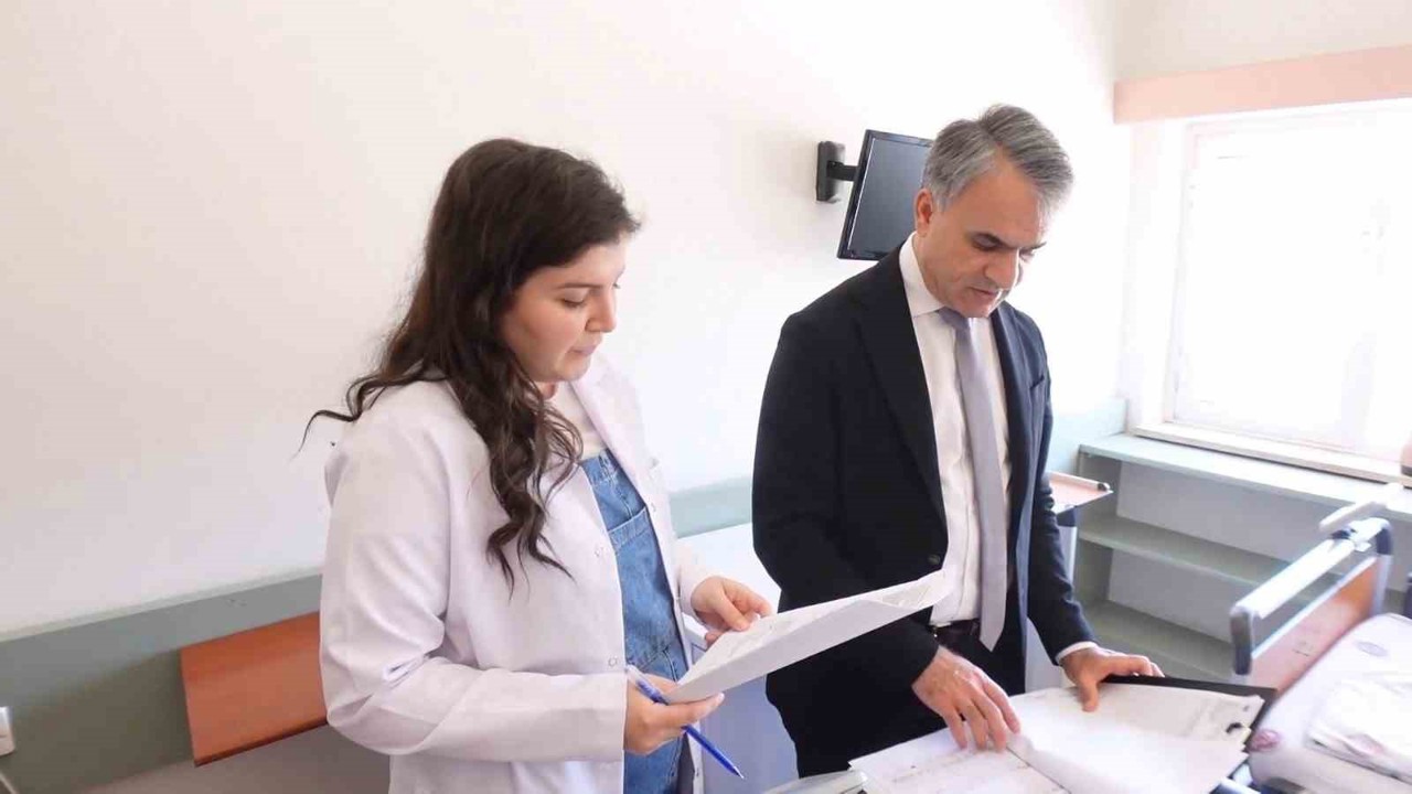 Prof. Dr. Gözel: "Gereksiz yere kullanılan antibiyotiklerin hastanın sağlığını iyileştirmekten ziyade bozabilmektedir"
