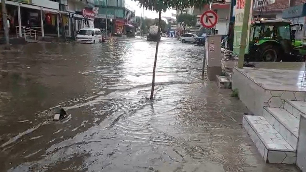 İzmir’in kuzey ilçelerinde kuvvetli sağanak yağış
