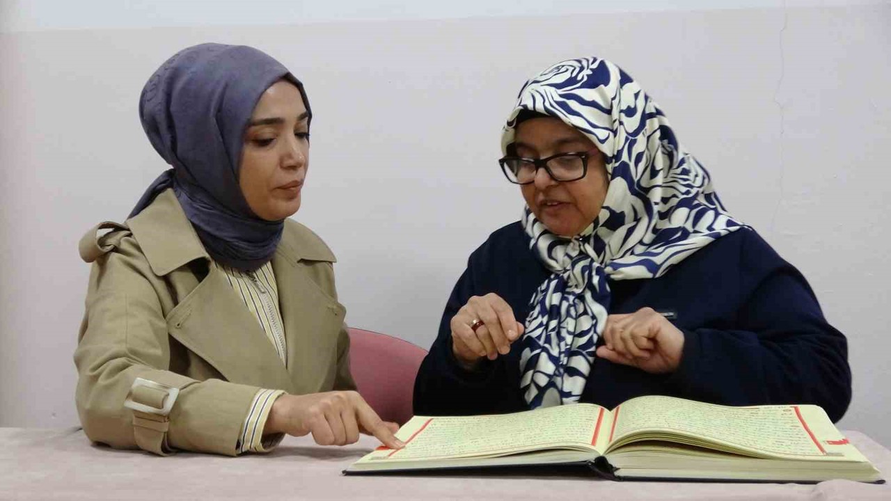 İşitme engelli kadın Kur’an-ı Kerim’i bir ayda öğrendi
