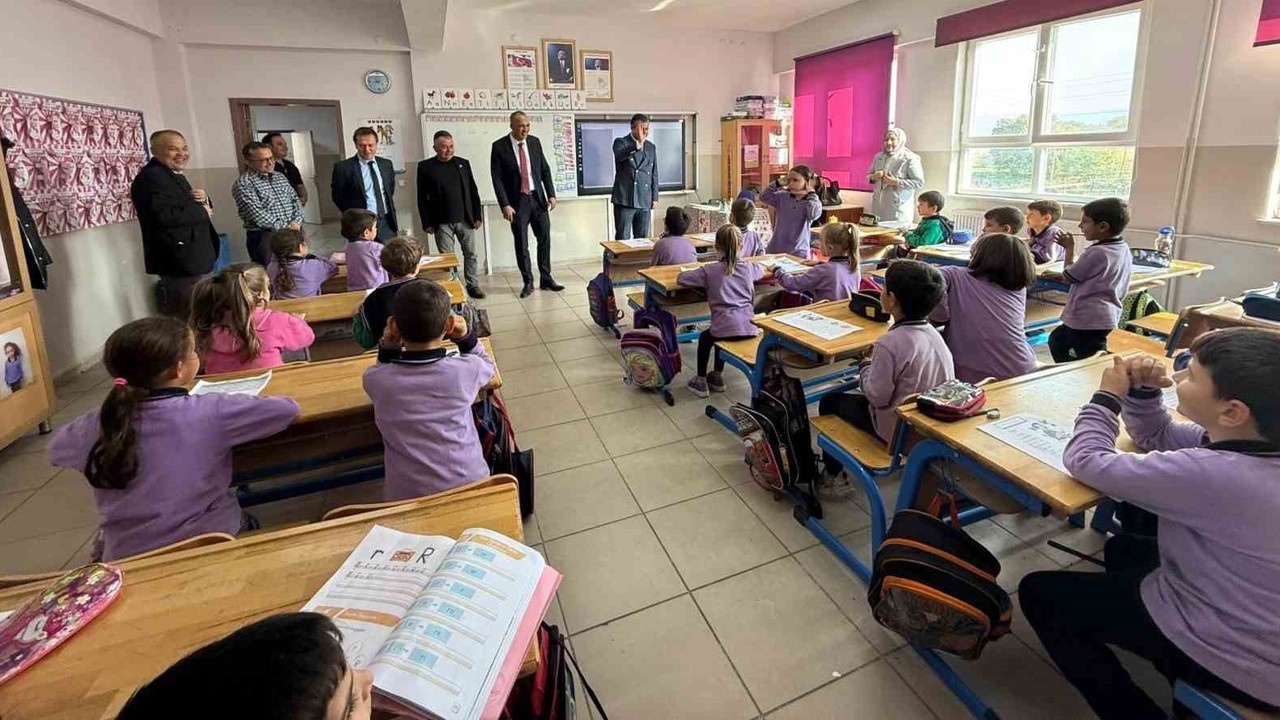 İhtiyaç sahibi öğrencilere kışlık bot dağıtımı
