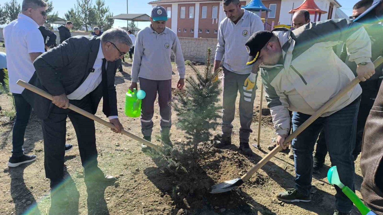 Afyonkarahisar’da binlerce fidan toprakla buluşturuldu
