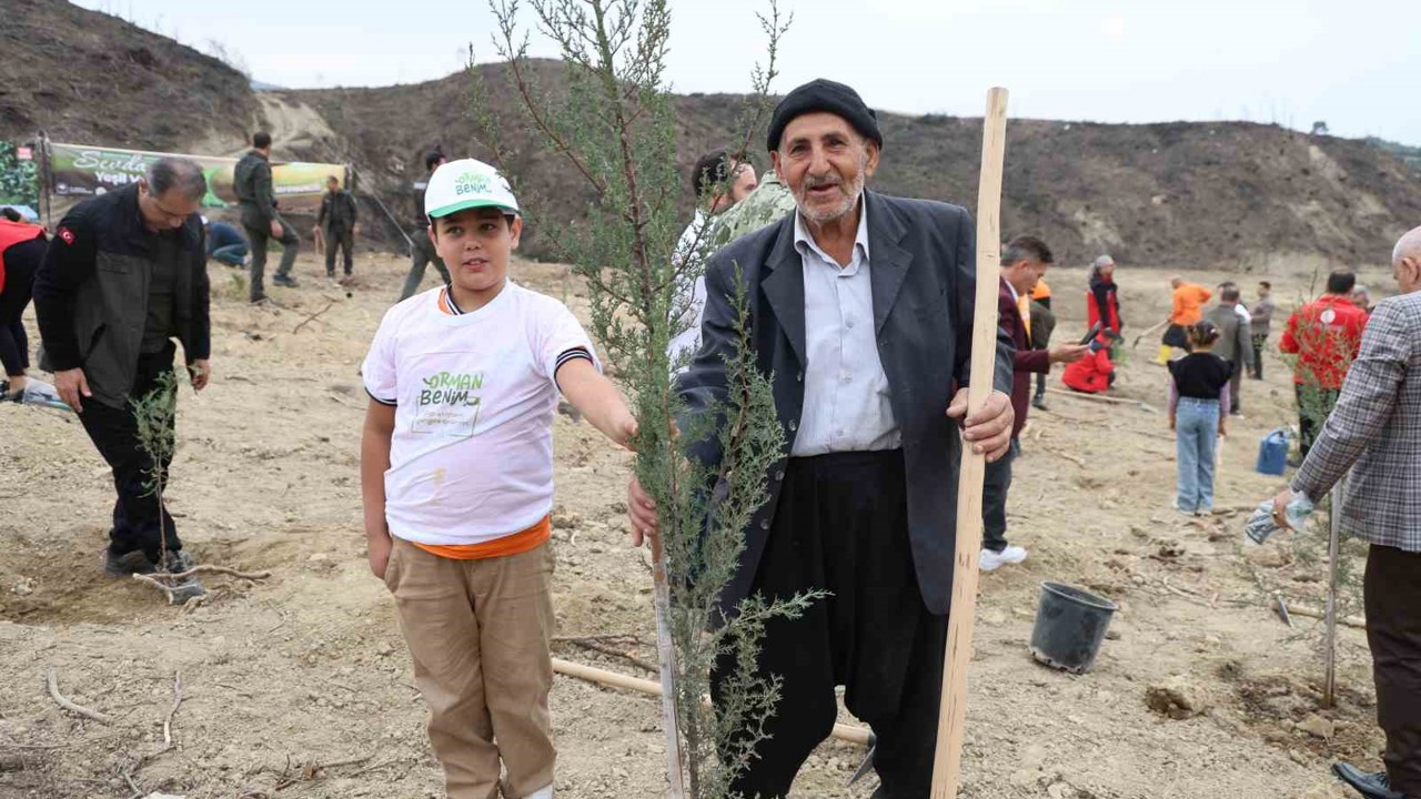 Kozan’da yangından etkilenen alana dede-torun fidan dikti
