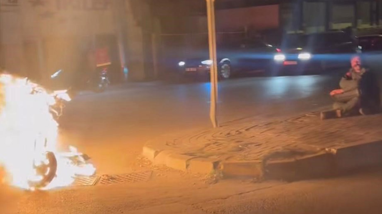 Çalışmayan motorunu yakıp, karşısına geçip izledi
