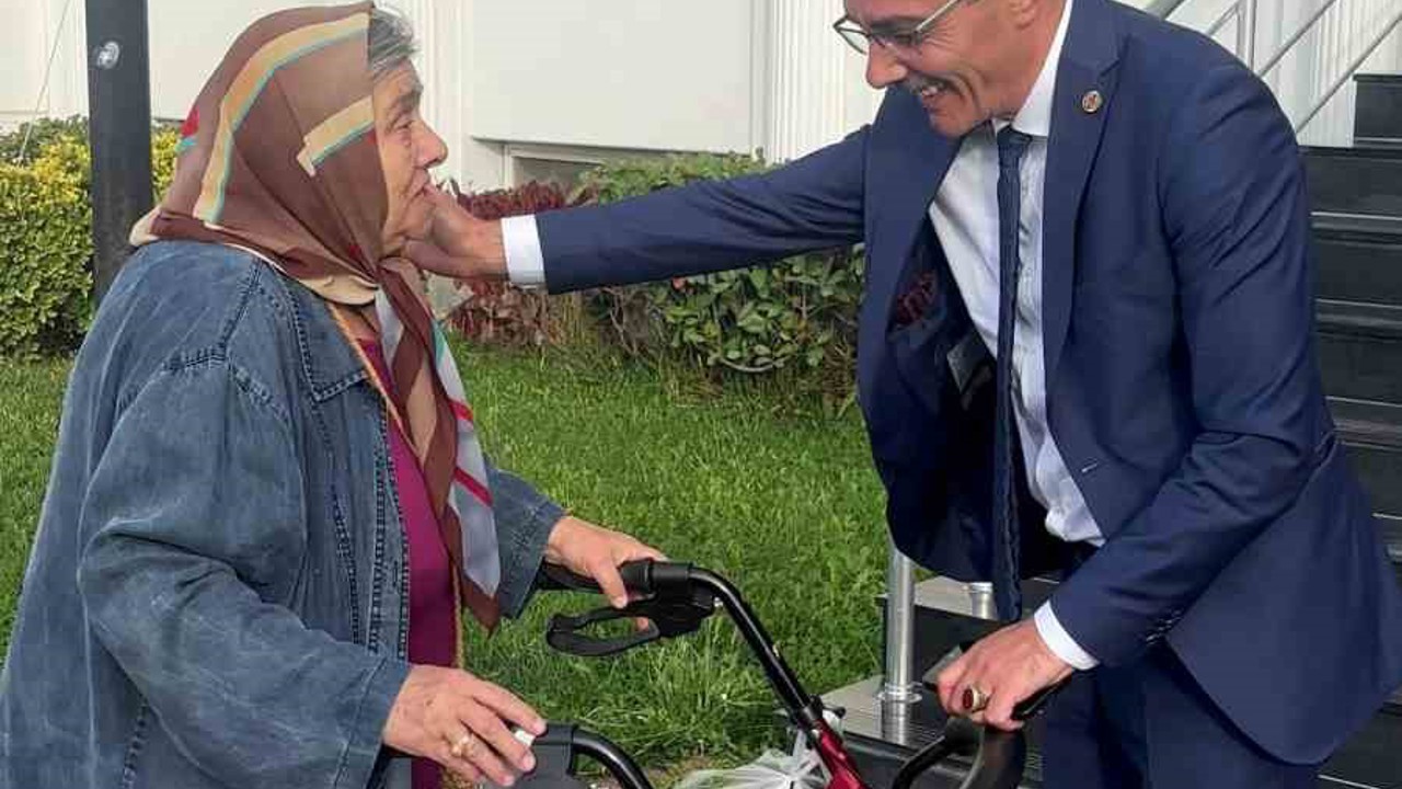 Erenler’de gönülleri ısıtan anlar: Makam aracını yaşlı kadına tahsis etti
