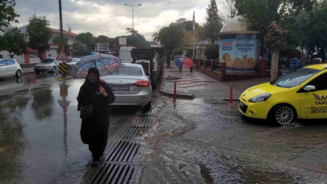 Aydın’da on beş dakika yağdı, yollar göle döndü
