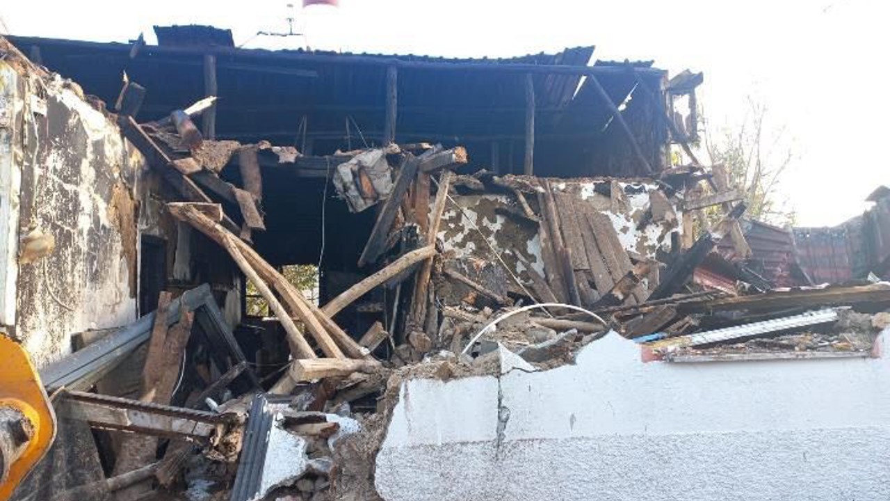 Tek katlı evde çıkan yangın 1 saatte söndürüldü
