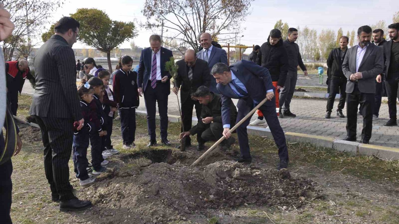 Bulanık’ta 3 bin fidan toprakla buluştu
