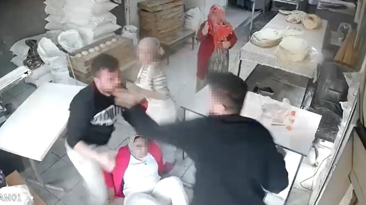 Yumruk yumruğa borç kavgasında kadın yerlerde sürüklendi
