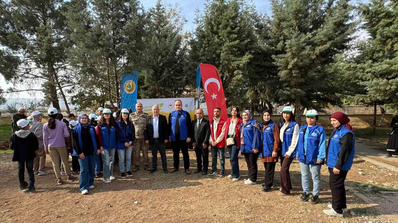 Araban’da Cumhuriyet’in 102. yılı için 102 fidan dikildi
