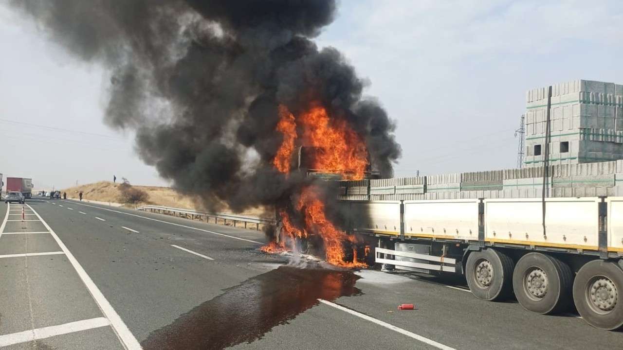 Malatya-Elazığ Karayolu’nda tır yangını
