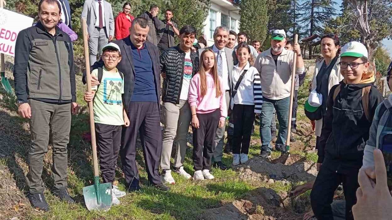 Ankara’da Milli Ağaçlandırma Günü’nde fidanlar toprakla buluştu
