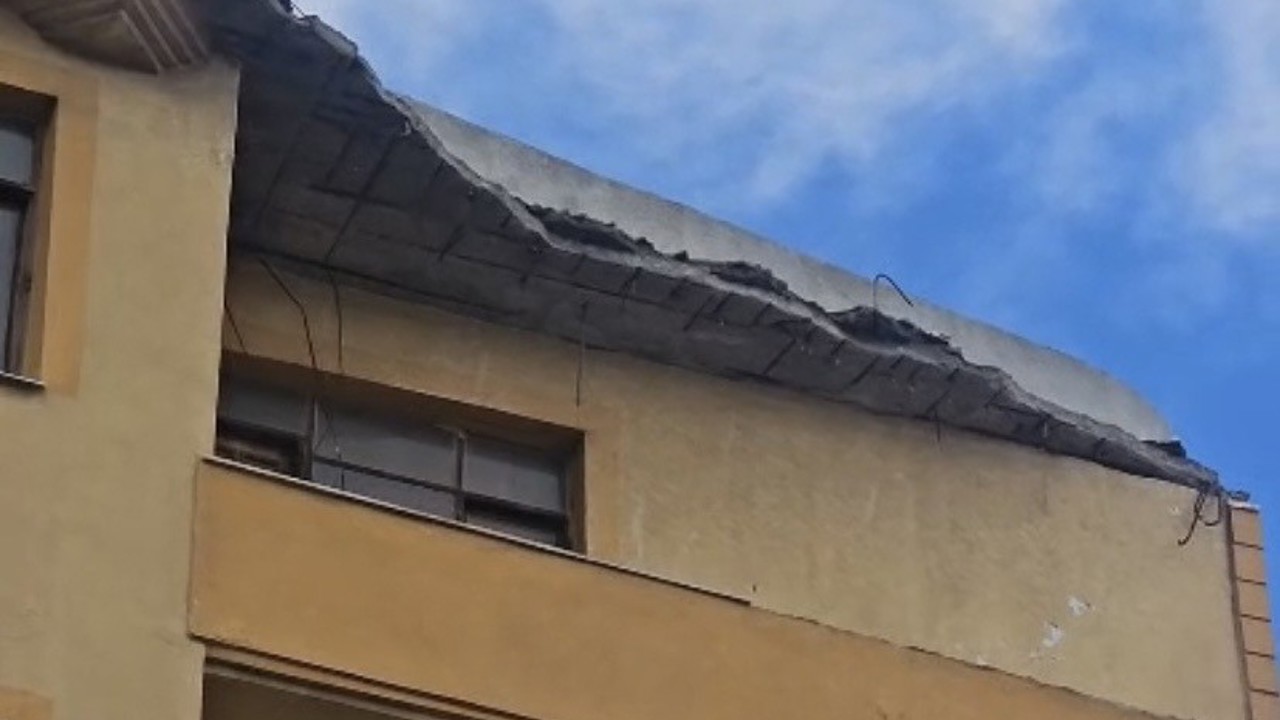 Gelibolu’da 5 katlı binanın çatısının bir kısmı çöktü
