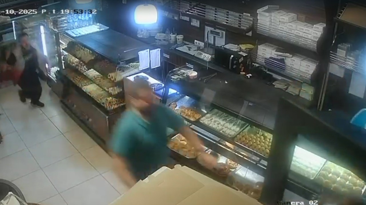 Pastanede dehşet anları: Elinde bıçakla müşterilere saldırdı
