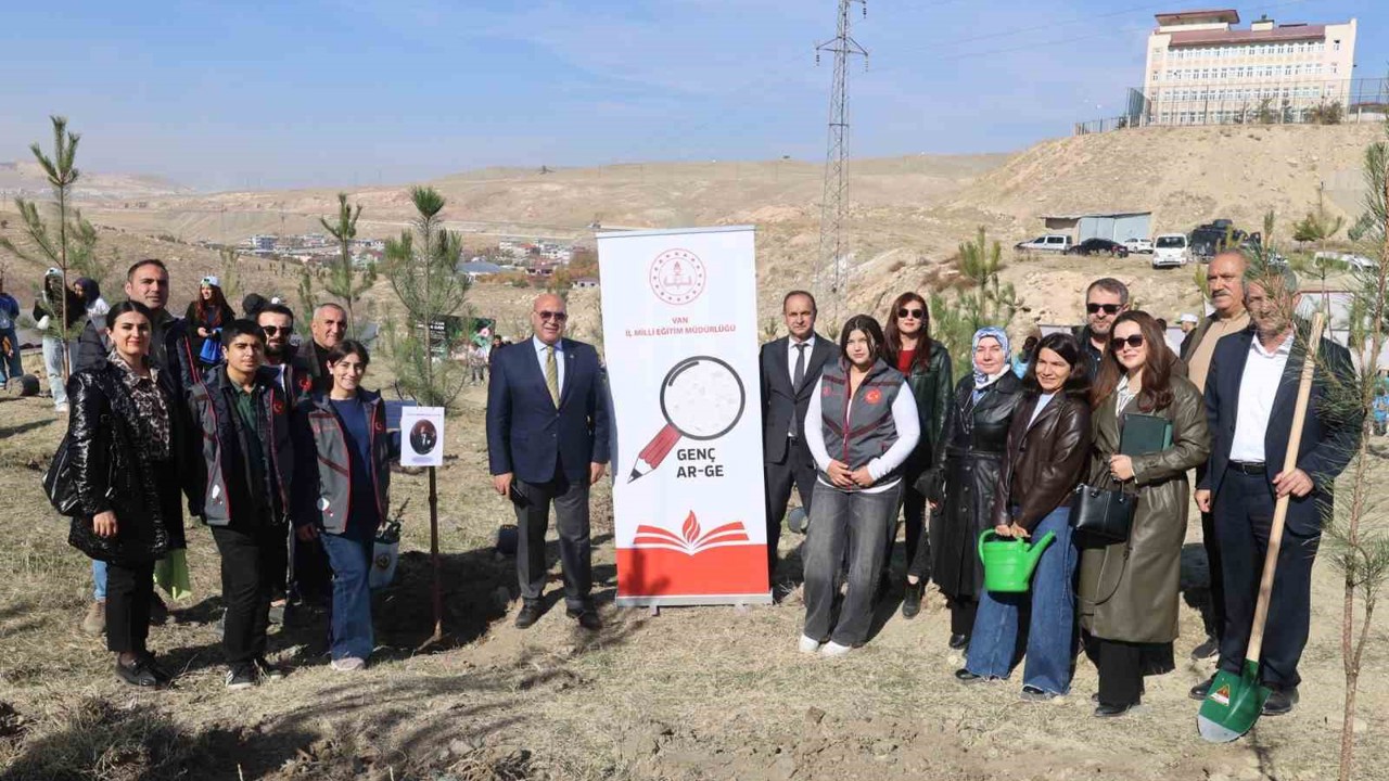 Van’da öğrenciler "Yeşil Vatan" için fidan dikti
