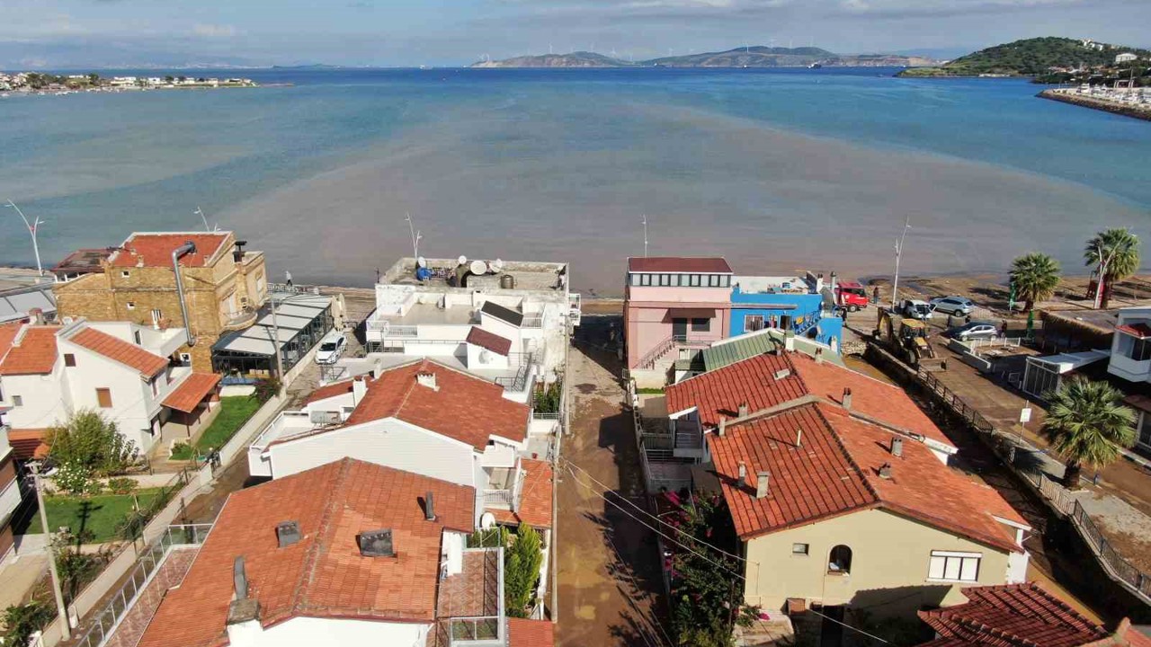 Foça’da sel suları denizin rengini değiştirdi
