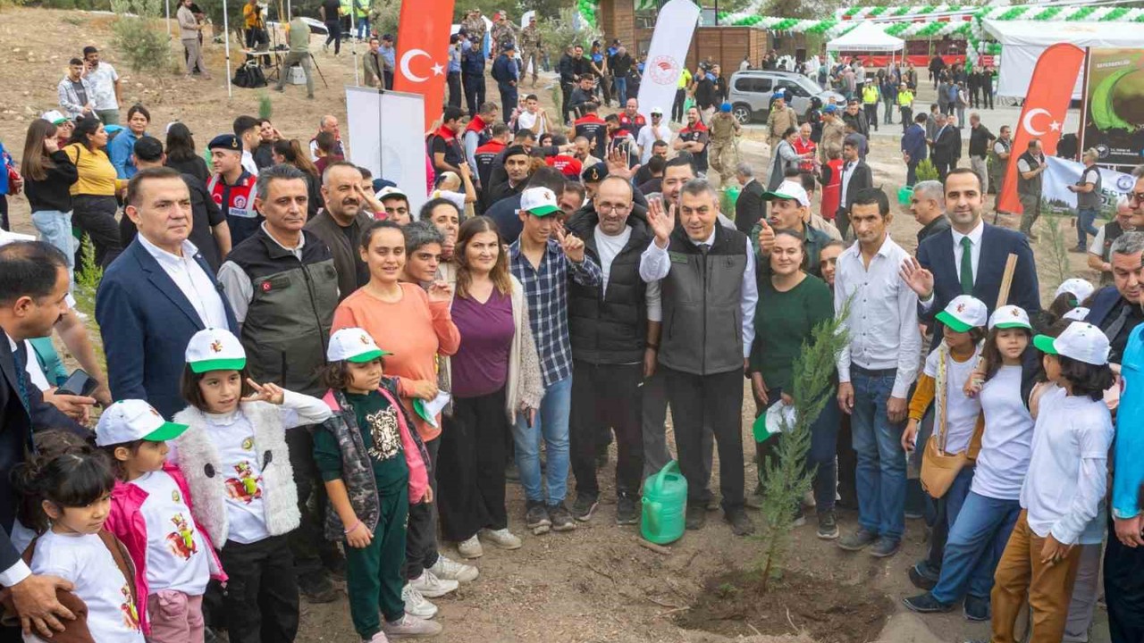 Mersin’de binlerce fidan toprakla buluştu
