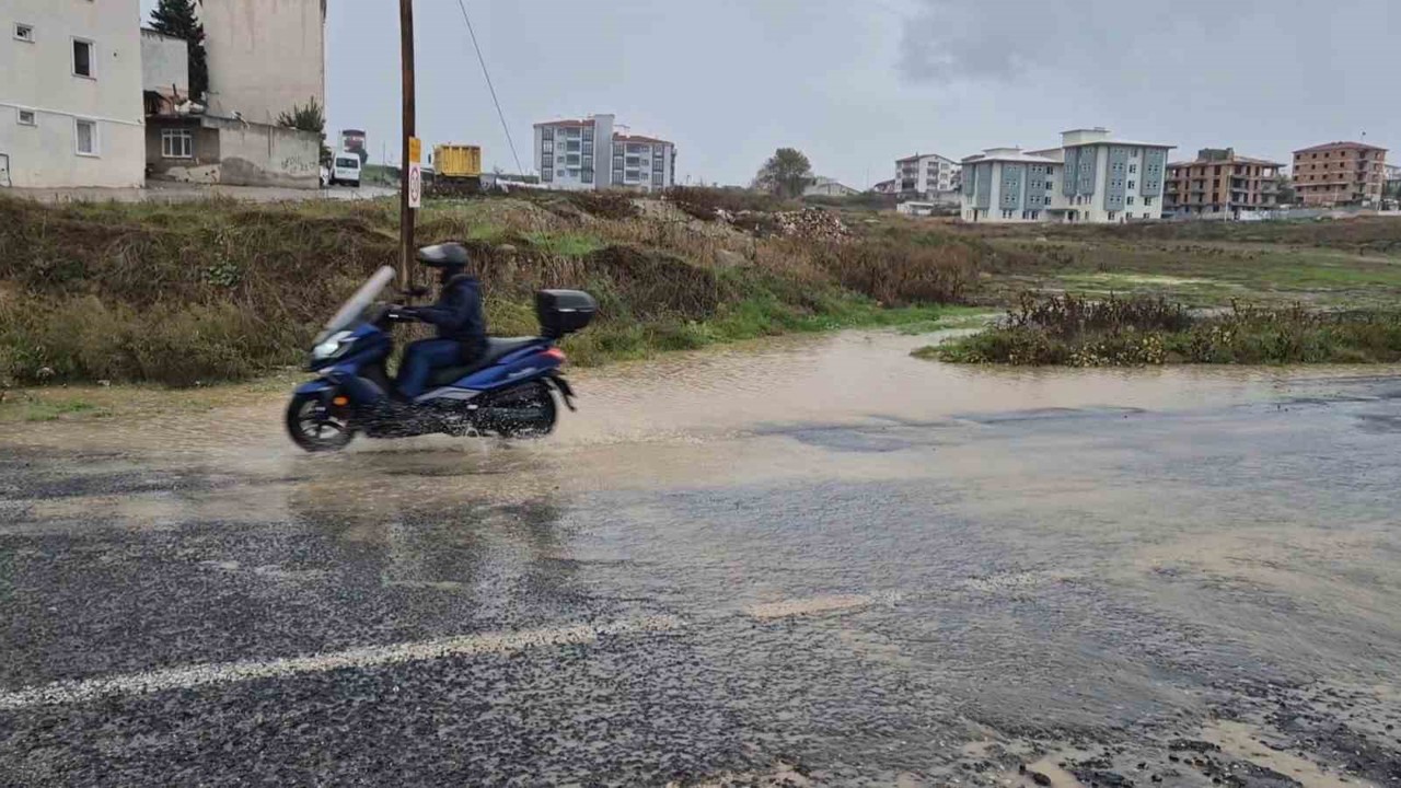 Tekirdağ’da şiddetli sağanak yolları dereye çevirdi
