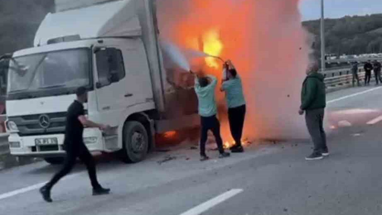 Kuzey Marmara Otoyolu’nda kamyon alev alev yandı
