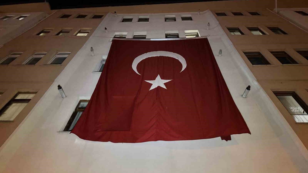 Şehit Astsubay Özcan’ın baba ocağına Türk bayrağı asıldı
